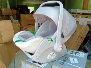 Ghế ô tô em bé, kiêm nôi xách tay từ 0 đến 15 tháng tuổi, trọng lượng chỉ 4.6kg, có tư thế nằm ngả 165 độ cho bé ngủ